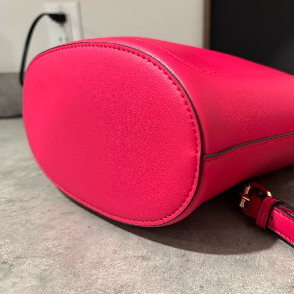 Nanette Lepore Pink Bucket Tote Handbag Vegan Leather-Retail $98! Pre-Owned!! - Picture 4 of 12